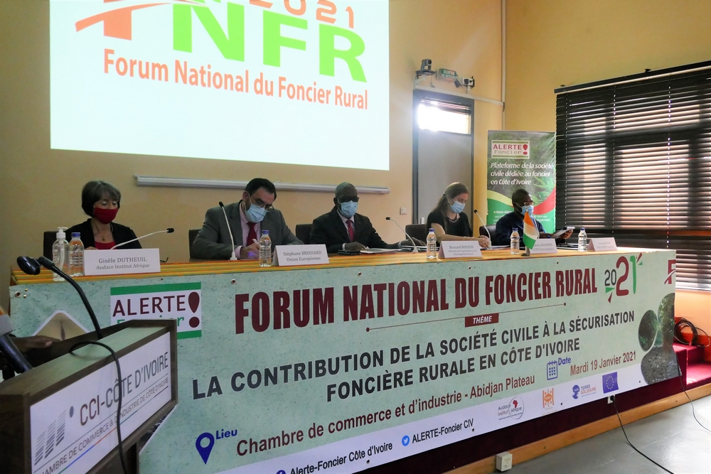 La table de séance lors de la cérémonie d'ouverture du Forum