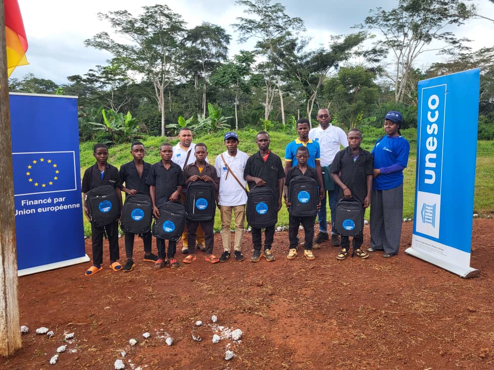Les élèves du Collège d’Enseignement Secondaire  de YENGA s’affichant fièrement avec leurs kits