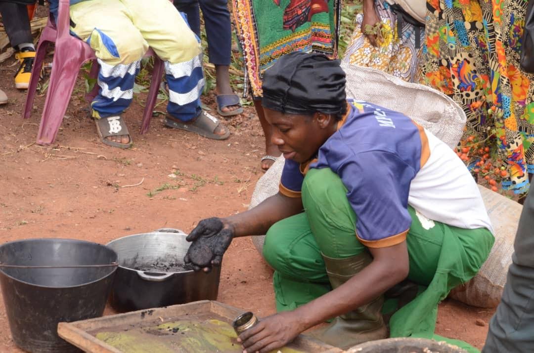 Catherine Okomo Senguele en plein moulage du biochar