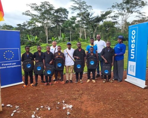 Les élèves du Collège d’Enseignement Secondaire de YENGA s’affichant fièrement avec leurs kits