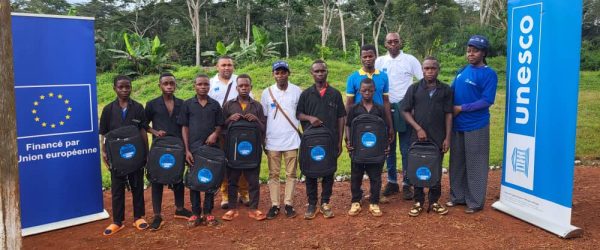 Les élèves du Collège d’Enseignement Secondaire de YENGA s’affichant fièrement avec leurs kits