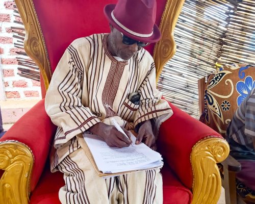 Signature du procès verbal par le chef coutumier de Souri