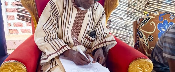 Signature du procès verbal par le chef coutumier de Souri